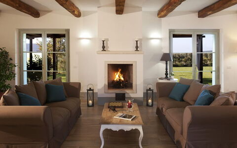 Villa Sant'andrea: Möbel, Eigentum, Couch, Wohnzimmer, Tabelle, Beleuchtung, Interior Design, Holz, Fussboden, Komfort