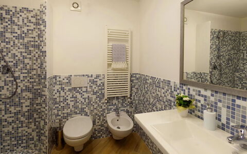 Villa Sant'andrea: Spiegel, Armatur, Zapfhahn, Sinken, Badezimmer, Pflanze, Lila, Beleuchtung, Bad Sink, Interior Design