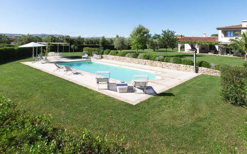 Villa Sant'andrea: Wasser, Himmel, Pflanze, Schwimmbad, Grundstueck, Gartenmöbel, Baum, Schatten, Freizeit, Rechteck