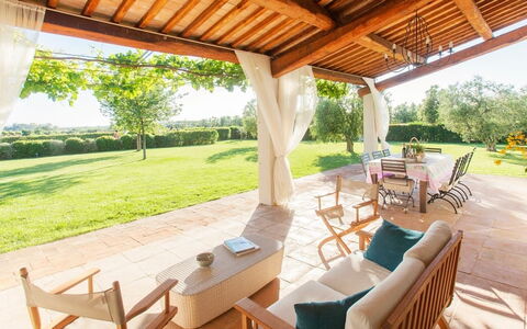 Villa Sant'andrea: Pflanze, Möbel, Tabelle, Eigentum, Stuhl, Holz, Baum, Schatten, Gartenmöbel, Veranda
