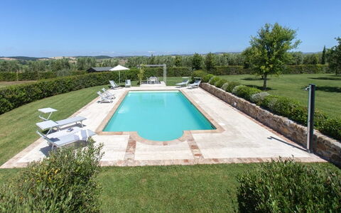 Villa Sant'andrea: Himmel, Pflanze, Wasser, Schwimmbad, Gebäude, Schatten, Die Architektur, Baum, Wohngebiet, Gras
