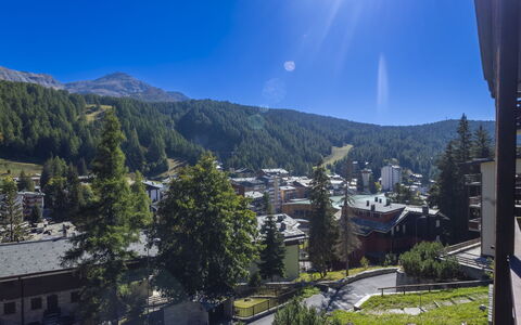 Masserini View Apartment: Landschaft, Bergstation, Gebirge, Steigung, Lärche, Alpen, Senke, Bergdorf, Grat