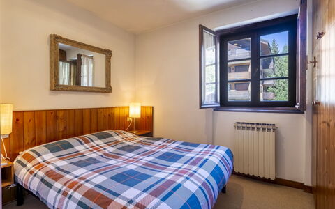 Masserini View Apartment: Wand, Holz, Schlafzimmer, Bett, Bettdecke, Interior Design, Bedding, Möbel, Fussboden, Bettrahmen