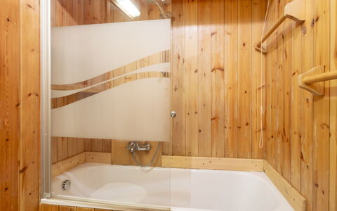 Masserini View Apartment: Holz, Flooring, Fussboden, Interior Design, Armatur, Badezimmer, Zimmer, Badewanne, Installation, Holzbeize