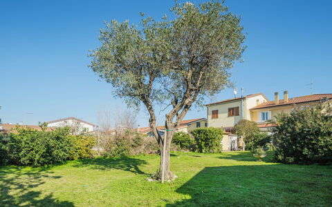 La Casa dei Limoni di Valeria: Himmel, Pflanze, Daytime, Natürliche Landschaft, Gebäude, Baum, Grundstueck, Sonnenlicht, Gras, Nachbarschaft
