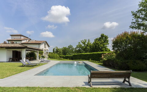 Casa del Marchese, Pool, Wifi, Castell' Arquato: Wolke, Himmel, Wasser, Pflanze, Eigentum, Außenbank, Gebäude, Schwimmbad, Schatten, Gartenmöbel