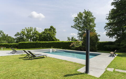 Casa del Marchese, Pool, Wifi, Castell' Arquato: Himmel, Wasser, Wolke, Pflanze, Schwimmbad, Schatten, Baum, Gartenmöbel, Rechteck, Gras
