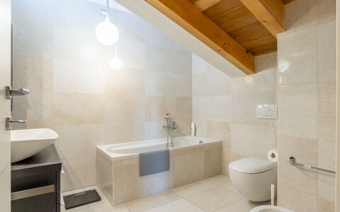 Casa del Marchese, Pool, Wifi, Castell' Arquato: Armatur, Eigentum, Badewanne, Zapfhahn, Badezimmer, Gebäude, Holz, Beleuchtung, Interior Design, Die Architektur