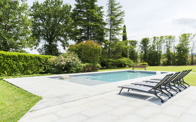 Casa del Marchese, Pool, Wifi, Castell' Arquato: Pflanze, Himmel, Schwimmbad, Wasser, Baum, Gartenmöbel, Schatten, Rechteck, Gras, Couch