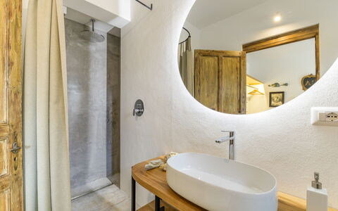 Lamia del Grano: Spiegel, Sinken, Zapfhahn, Armatur, Badezimmer, Bad Sink, Holz, Gebäude, Interior Design