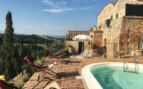 Casa Le Crete: Himmel, Wasser, Eigentum, Gebäude, Wolke, Fenster, Pflanze, Schwimmbad, Freizeit, Baum