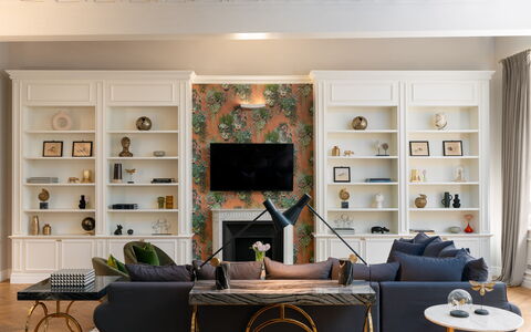 Bargello Penthouse Luxury Apartment in Florence by: Braun, Möbel, Eigentum, Couch, Tabelle, Pflanze, Bilderrahmen, Holz, Zimmerpflanze, Interior Design