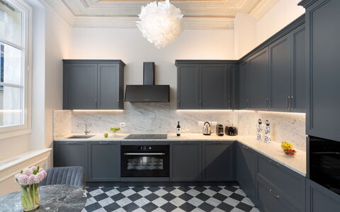 Bargello Penthouse Luxury Apartment in Florence by: Countertop, Cabinetry, Eigentum, Fenster, Sinken, Küche, Beleuchtung, Holz, Interior Design, Zapfhahn
