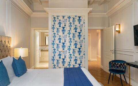 Bargello Penthouse Luxury Apartment in Florence by: Möbel, Eigentum, Blau, Dekoration, Azurblau, Holz, Schatten, Gebäude, Die Architektur, Interior Design
