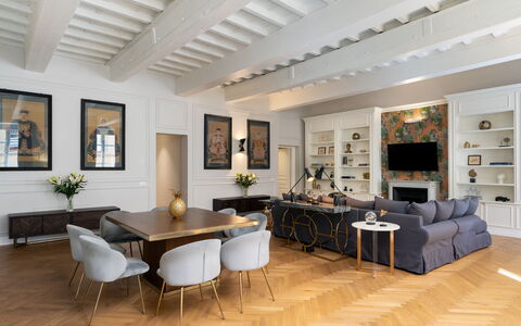 Bargello Penthouse Luxury Apartment in Florence by: Bilderrahmen, Tabelle, Möbel, Pflanze, Interior Design, Beleuchtung, Zimmerpflanze, Flooring, Wohnzimmer, Couch