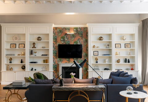 Bargello Penthouse Luxury Apartment in Florence by: Braun, Möbel, Eigentum, Couch, Tabelle, Pflanze, Bilderrahmen, Holz, Zimmerpflanze, Interior Design