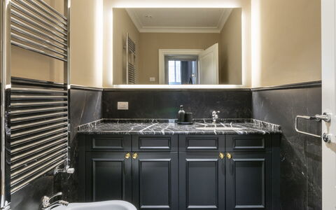 Pazzi Penthouse Luxury Apartment in Florence by Pa: Cabinetry, Sinken, Spüle, Eigentum, Zapfhahn, Countertop, Küche, Armatur, Herd, Gebäude