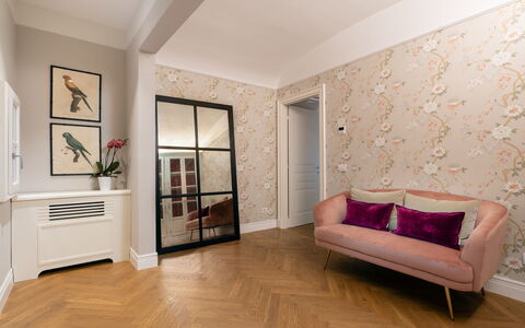 Pazzi Penthouse Luxury Apartment in Florence by Pa: Möbel, Bilderrahmen, Pflanze, Komfort, Holz, Gebäude, Interior Design, Flooring, Dekoration, Fussboden