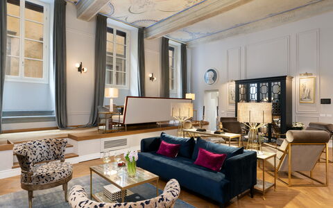 Pazzi Penthouse Luxury Apartment in Florence by Pa: Couch, Tabelle, Möbel, Eigentum, Bilderrahmen, Interior Design, Fenster, Beleuchtung, Studio Couch, Wohnzimmer