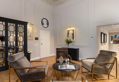 Pazzi Penthouse Luxury Apartment in Florence by Pa: Bilderrahmen, Tabelle, Möbel, Eigentum, Holz, Stuhl, Interior Design, Couch, Die Architektur, Pflanze