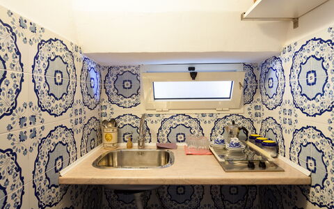 Villa Il Sole Di Sorrento: Zapfhahn, Armatur, Eigentum, Sinken, Bad Sink, Gebäude, Badezimmer, Badezimmerschrank, Haus, Lila