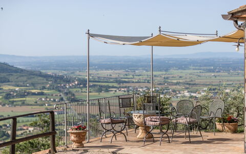 Casale Della Torre: Himmel, Ökoregion, Gebäude, Schatten, Pflanze, Freizeit, Landschaft, Berg, Stadt, Horizont