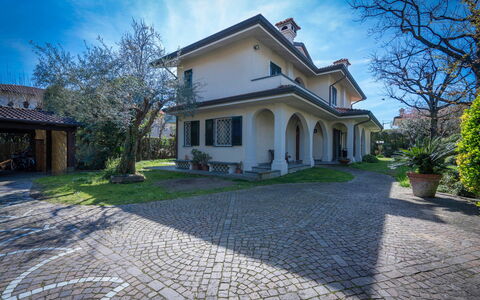 Villa Le Fontanelle In Forte Dei Marmi With Ac: Himmel, Pflanze, Wolke, Gebäude, Eigentum, Fenster, Baum, Haus, Strassenbelag, Gras