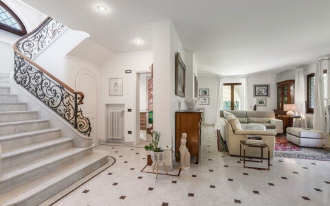 Villa Le Fontanelle In Forte Dei Marmi With Ac: Möbel, Bilderrahmen, Gebäude, Holz, Komfort, Interior Design, Treppe, Schublade, Halle, Flooring
