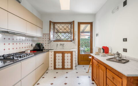 Villa Le Fontanelle In Forte Dei Marmi With Ac: Cabinetry, Countertop, Eigentum, Möbel, Sinken, Spüle, Küche, Schublade, Holz, Herd