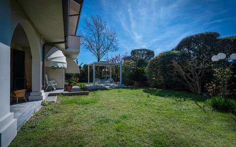 Villa Le Fontanelle In Forte Dei Marmi With Ac: Himmel, Wolke, Pflanze, Eigentum, Grundstueck, Baum, Gebäude, Urban Design, Gras, Grundeigentum