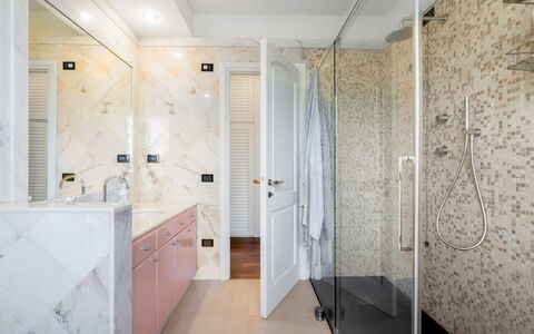 Villa Le Fontanelle In Forte Dei Marmi With Ac: Spiegel, Eigentum, Zapfhahn, Sinken, Armatur, Badezimmerschrank, Interior Design, Die Architektur, Badezimmer
