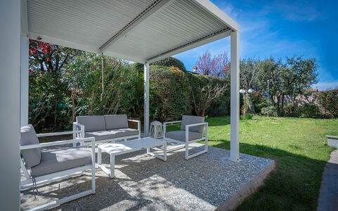 Villa Le Fontanelle In Forte Dei Marmi With Ac: Pflanze, Himmel, Schatten, Gartenmöbel, Baum, Stuhl, Grundeigentum, Wohngebiet, Landschaft, Freizeit
