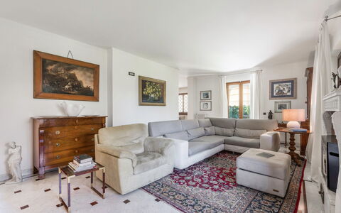 Villa Le Fontanelle In Forte Dei Marmi With Ac: Möbel, Bilderrahmen, Eigentum, Holz, Interior Design, Fussboden, Schublade, Pflanze, Couch, Wohnzimmer