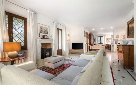 Villa Le Fontanelle In Forte Dei Marmi With Ac: Bilderrahmen, Möbel, Fenster, Interior Design, Holz, Gebäude, Tabelle, Fussboden, Komfort, Flooring
