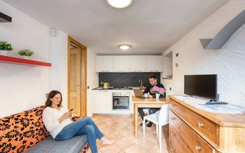 Incanto Walser Apartments Testa: Möbel, Interior Design, Tabelle, Zimmer, Decke, Countertop, Wohnung, Stuhl, Cabinetry, Schreibtisch
