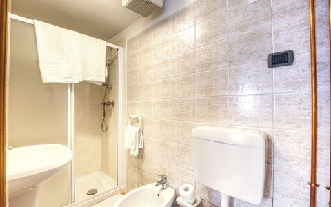 Incanto Walser Apartments Testa: Zapfhahn, Armatur, Sinken, Gebäude, Bad Sink, Badezimmer, Beleuchtung, Interior Design, Die Architektur