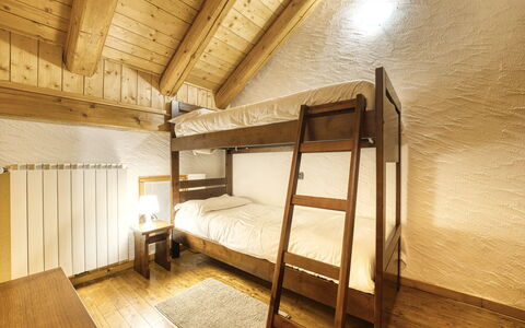 Incanto Walser Apartments Testa: Gebäude, Holz, Komfort, Haus, Bettrahmen, Bett, Hartholz, Decke, Schlafzimmer, Flooring