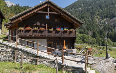 Incanto Walser Apartments Testa: Pflanze, Eigentum, Himmel, Berg, Baum, Holz, Natürliche Landschaft, Fenster, Haus, Hochland