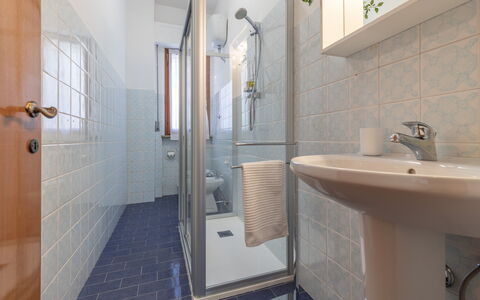 Casa Rivamare: Sinken, Armatur, Spiegel, Zapfhahn, Bad Sink, Badezimmer, Interior Design, Die Architektur, Flooring