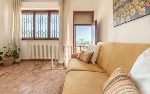Casa Rivamare: Eigentum, Blumentopf, Pflanze, Komfort, Fenster, Holz, Zimmerpflanze, Couch, Bilderrahmen, Interior Design