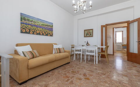 Casa Rivamare: Bilderrahmen, Couch, Möbel, Tabelle, Wohnzimmer, Holz, Beleuchtung, Komfort, Gebäude, Die Architektur