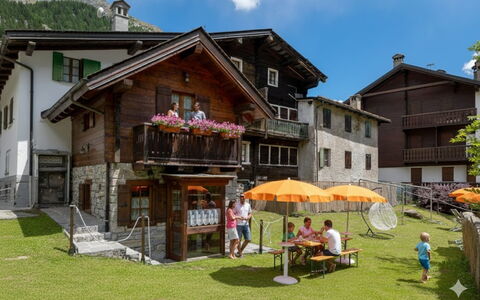 Incanto Walser Apartments Ronco: Haus, Zuhause, Hütte, Gebirge, Steigung, Senke, Dorf, Bergdorf, Alpen, Balkon