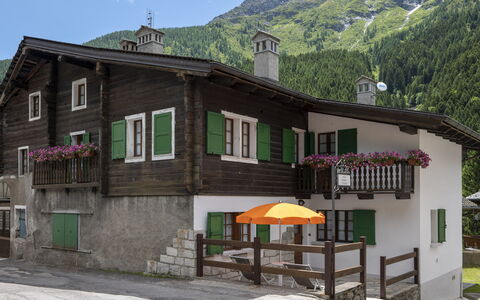 Incanto Walser Apartments Ronco: Gebäude, Eigentum, Fenster, Himmel, Pflanze, Berg, Haus, Hütte, Wohngebiet, Nachbarschaft