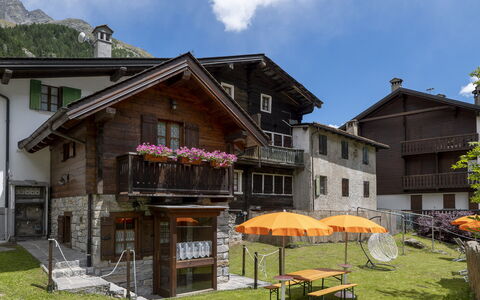 Incanto Walser Apartments Ronco: Himmel, Gebäude, Pflanze, Wolke, Eigentum, Fenster, Haus, Blume, Grundstueck, Hütte