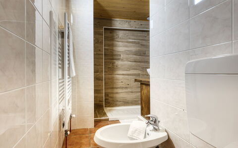 Incanto Walser Apartments Ronco: Braun, Zapfhahn, Armatur, Sinken, Bad Sink, Badezimmer, Holz, Interior Design, Fussboden, Flooring