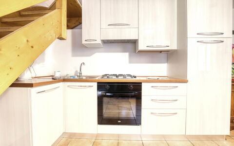 Incanto Walser Apartments Ronco: Cabinetry, Countertop, Möbel, Küche, Herd, Holz, Schublade, Gebäude, Interior Design, Flooring