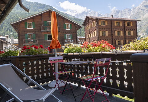 Appartamento Piazza Centrale: Pflanze, Himmel, Eigentum, Gebäude, Wolke, Fenster, Blume, Baum, Berg, Holz