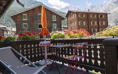 Appartamento Piazza Centrale: Pflanze, Himmel, Eigentum, Gebäude, Wolke, Fenster, Blume, Baum, Berg, Holz