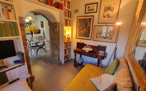 Il Cantuccio: Bilderrahmen, Tabelle, Möbel, Gebäude, Holz, Orange, Regal, Interior Design, Bücherregal, Wohnzimmer