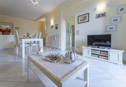 Leandro's House Near Thermal Baths: Eigentum, Bilderrahmen, Tabelle, Couch, Cabinetry, Interior Design, Holz, Die Architektur, Flooring, Fussboden